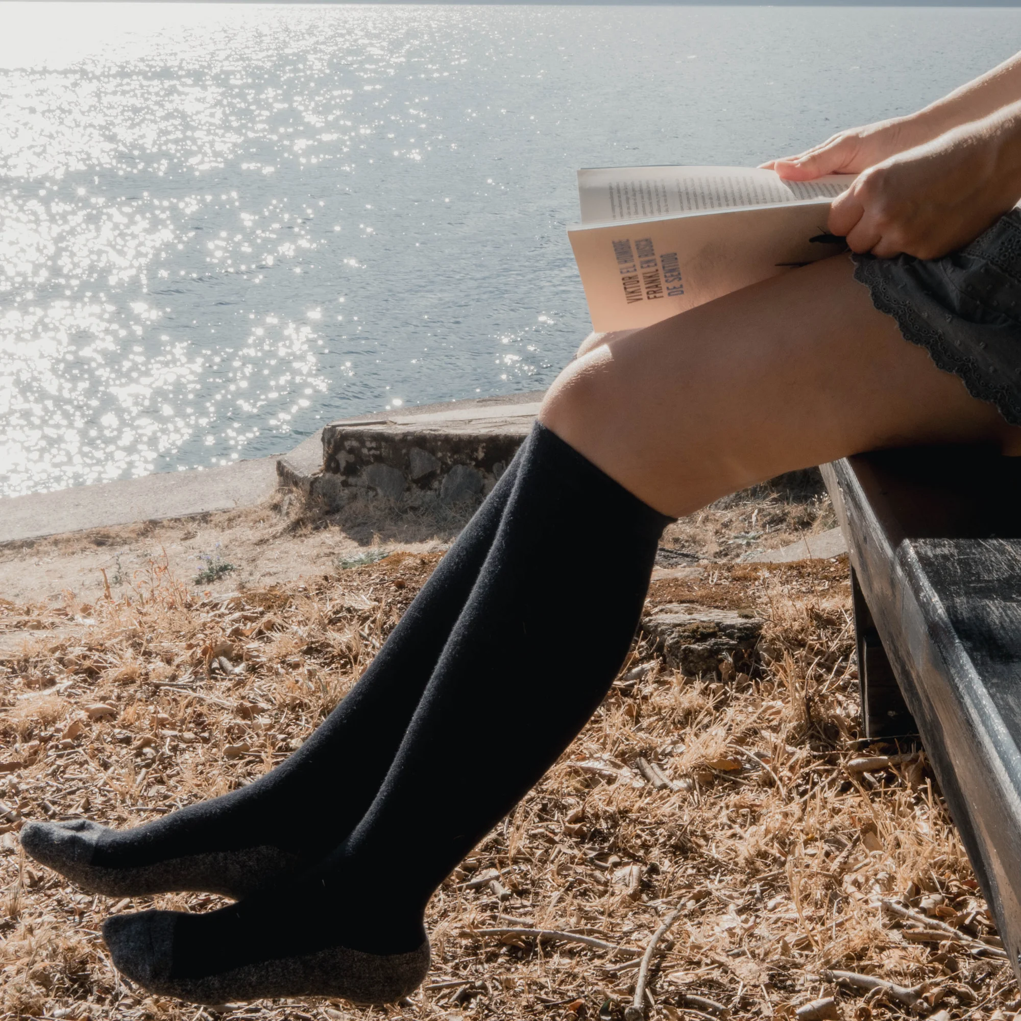 Modelo calcetines negros